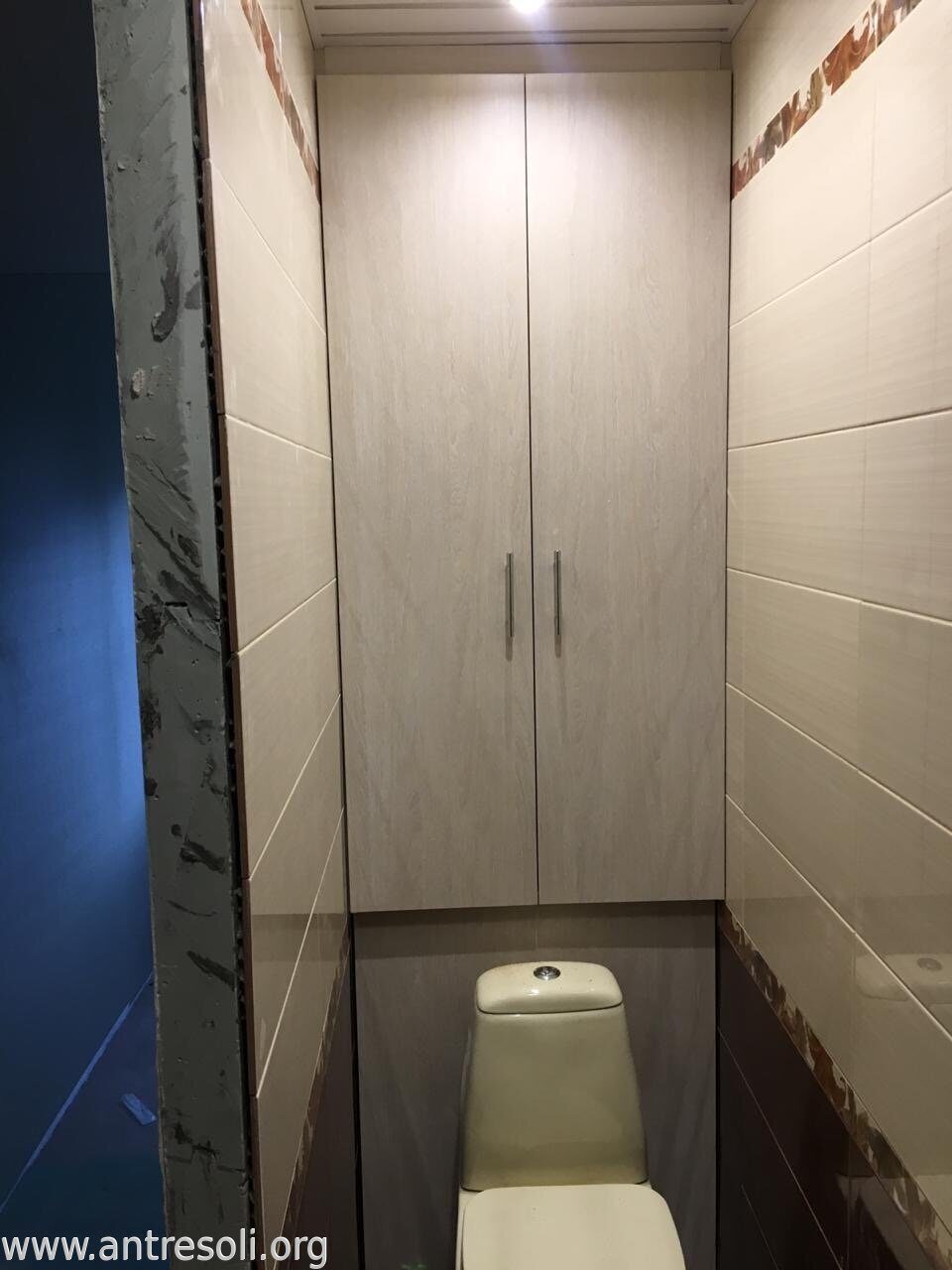 Шкаф в туалете за унитазом фото