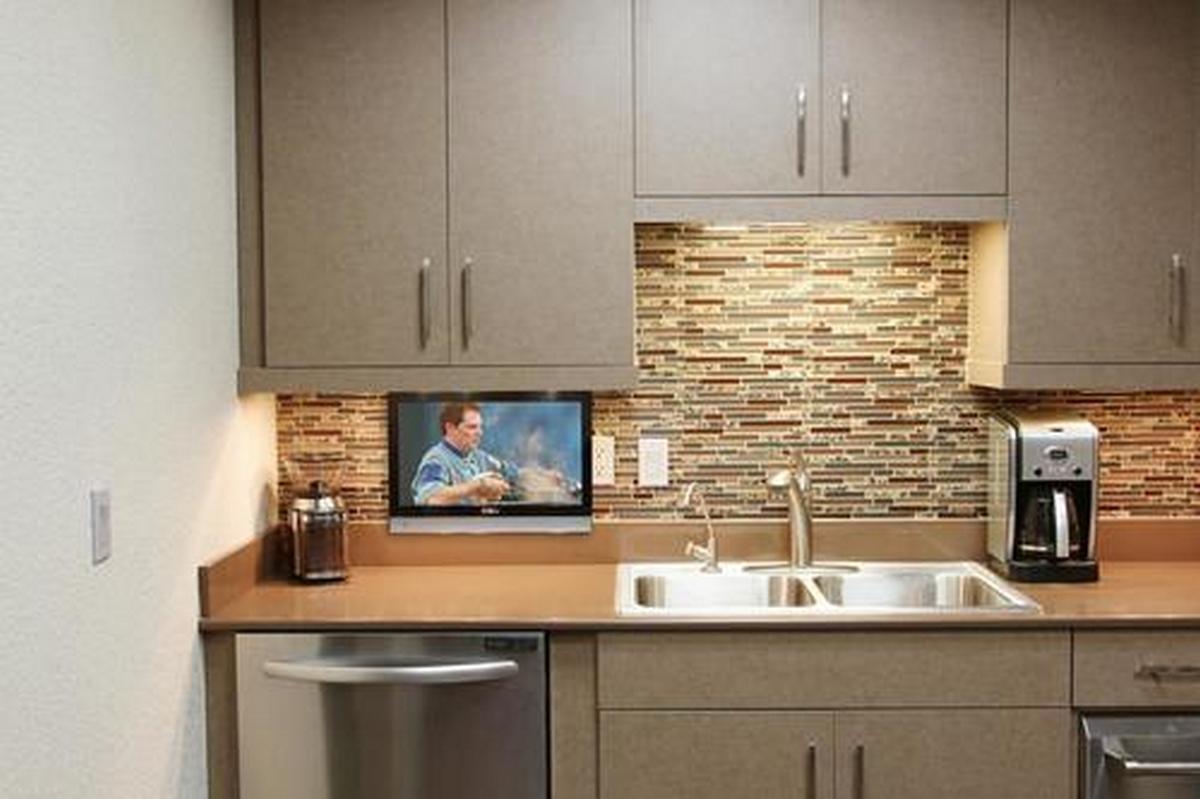 Лучшие телевизоры для кухни. Маленький телевизор на кухню. Кухня с телевизором на стене. Телевизов в маленькой кухни. Телевизор на маленькой кухне.