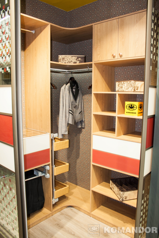 Примеры гардеробных комнат фото: маленькие угловые в прихожей, на 1, 2 .