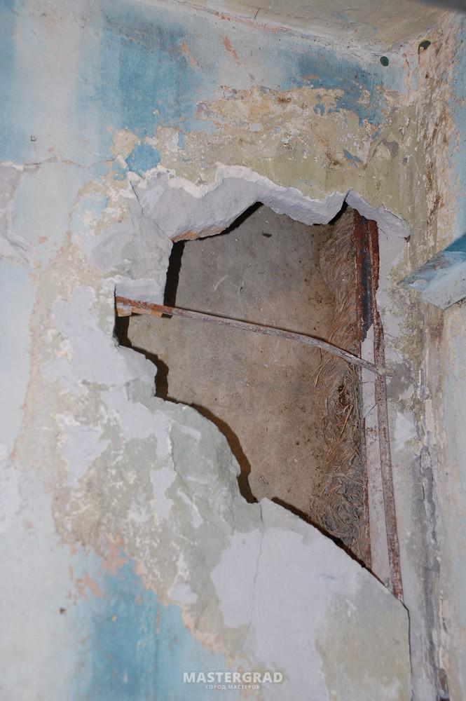 Заделка дыр в стене:  заделать дыры в стене из бетона от перфоратора .