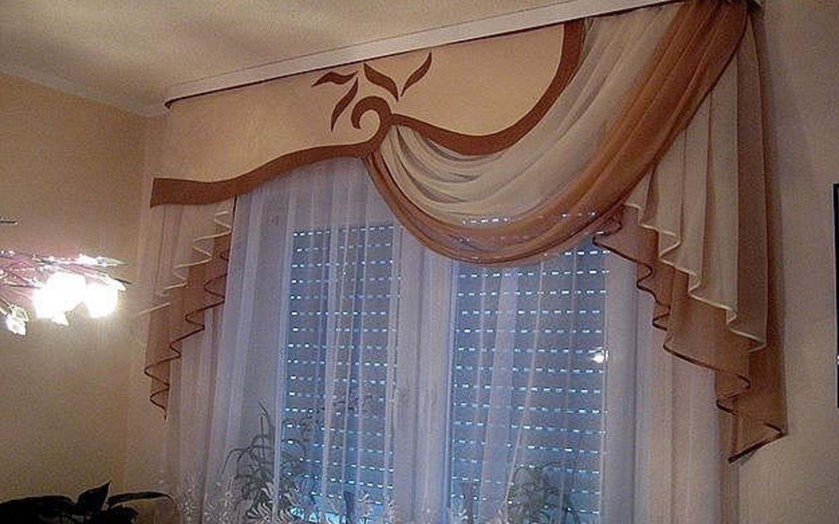 Жесткий ламбрекен на маленькое окно