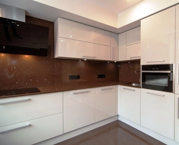 Кухня белая с коричневой столешницей фото: кухонный гарнитур в бело .