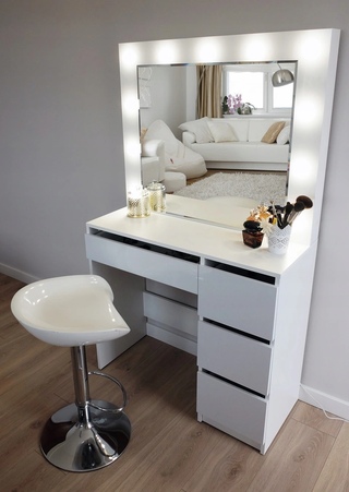 Угловой косметический столик с зеркалом в спальню