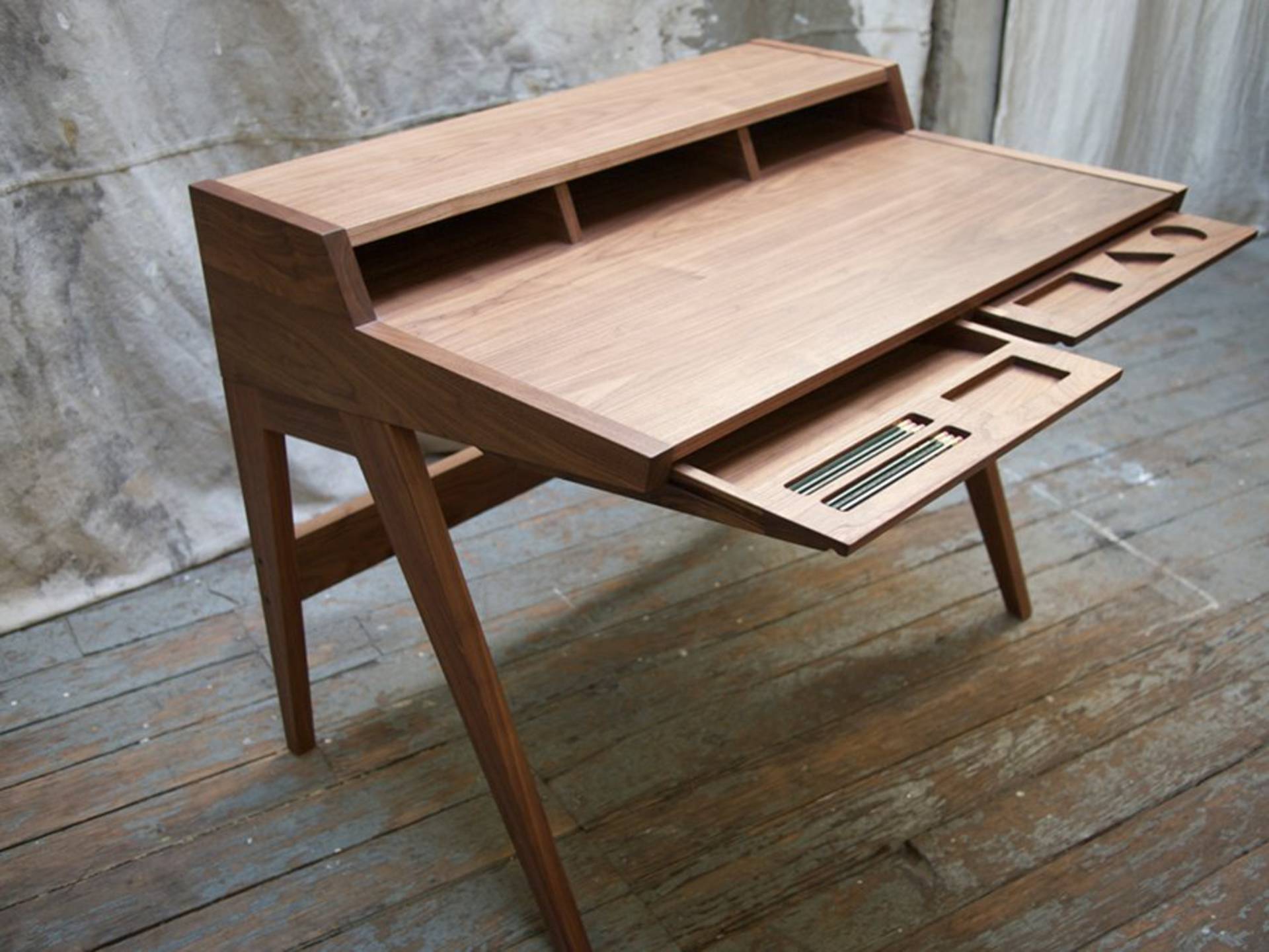 Столик для письма. Складной стол iz faneri. Письменный стол из дерева. Письменный стол из фанеры. Дизайнерский письменный стол из фанеры.