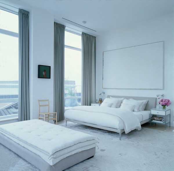Дизайн спальни с двумя окнами на разных стенах 20 кв