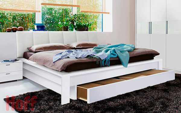 Белая кровать с выдвижными ящиками