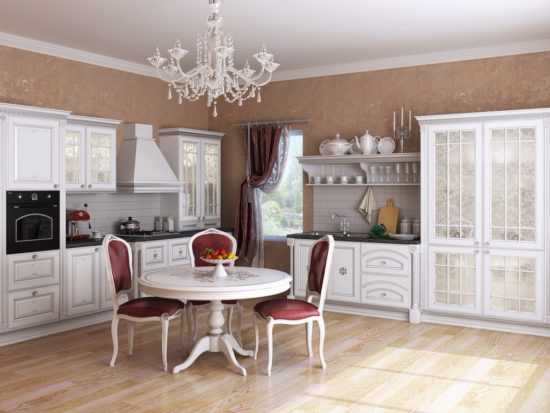Интерьер с белой кухней в классическом стиле