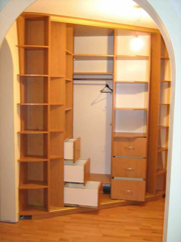 Дизайн углового встроенного шкафа в спальню