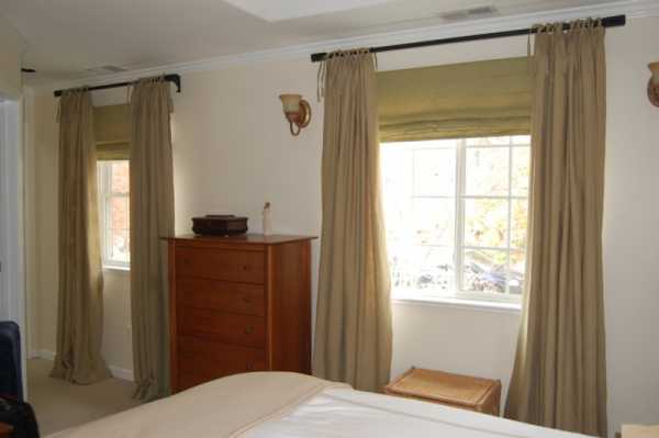 Спальня в угловой комнате с двумя окнами