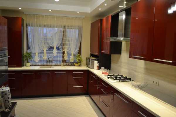Дизайн кухни с красным кухонным гарнитуром