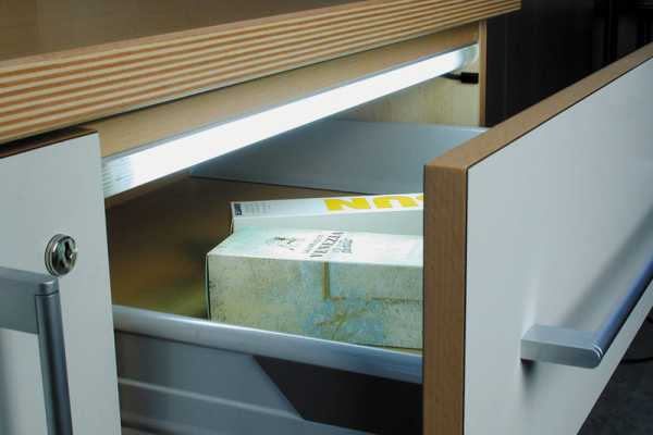 Монтаж светодиодной ленты в шкафу