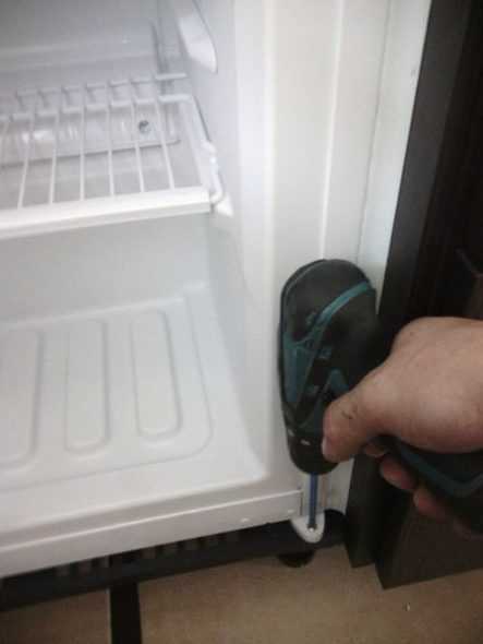 Крепления встроенного холодильника к шкафу
