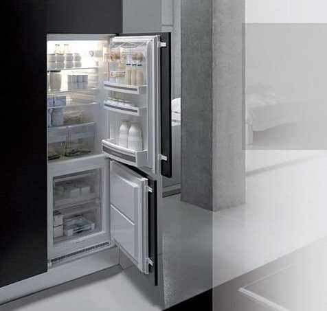 Простой холодильник встроенный в шкаф