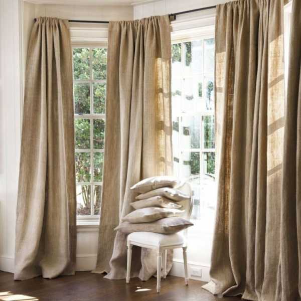 Бежевые шторы в интерьере спальни