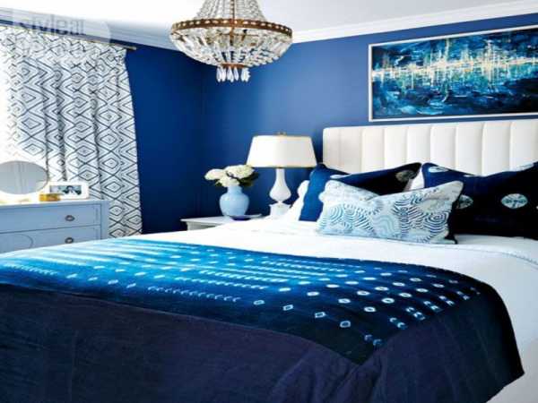 Спальня с голубыми обоями и бежевой мебелью