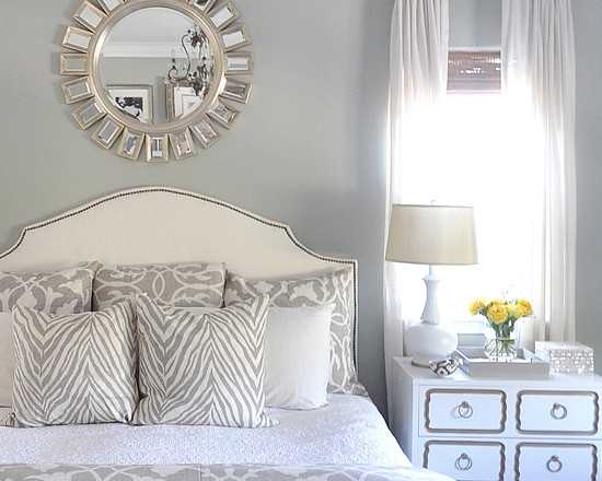 Спальня с зеркалами по бокам кровати в современном стиле