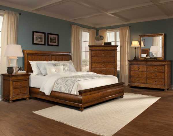 Спальня с зеркалами по бокам кровати в современном стиле