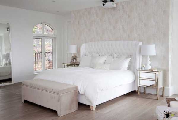 Спальня с белой кроватью и серыми обоями