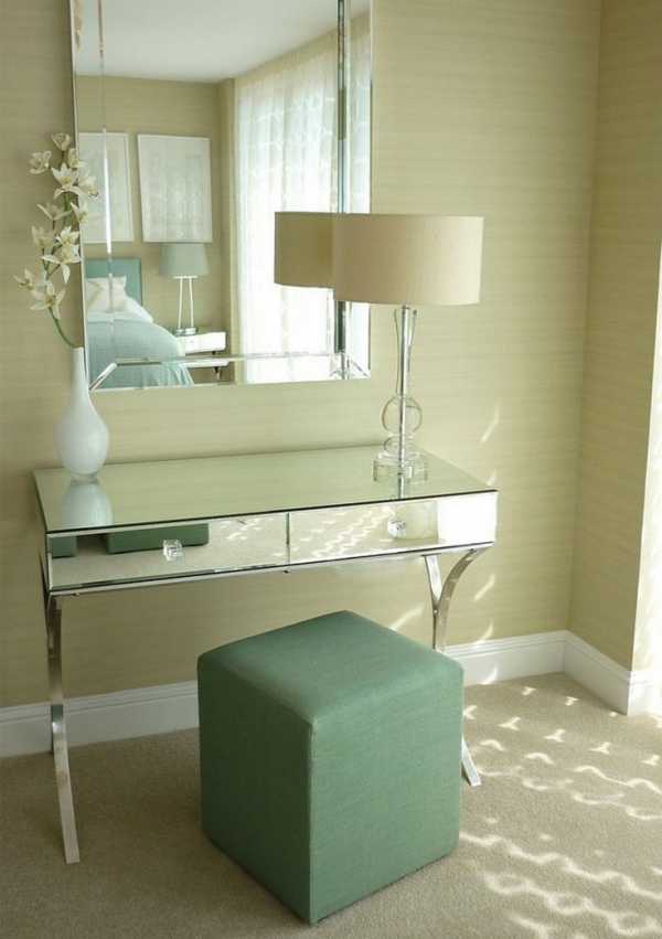 Будуарный столик с зеркалом и подсветкой