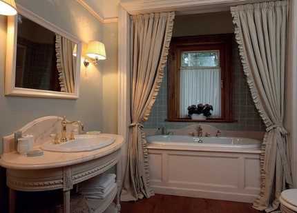 Дизайн ванны в классическом стиле в светлых тонах